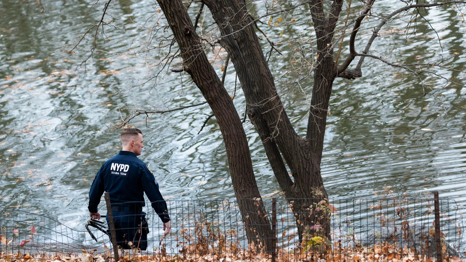 New York (United States), 09/12/2024.- A member of New York City police department Scuba team searches a lake and surroundings in Central Park as police continue to hunt for the suspect in the killing of UnitedHealthcare'Äôs CEO Brian Thompson in New York, New York, USA, 09 December 2024. The masked gunman is still being sought after an apparent targeted shooting last week in Manhattan and was identified fleeing towards Central Park. (Nueva York) EFE/EPA/JUSTIN LANE