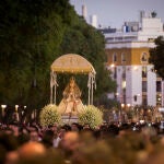 Centenares de fieles contemplan a la Virgen de Los Reyes a su paso por el Paseo de Colón