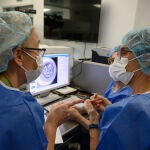 La conseller Pané durante su visita al nuevo laboratorio de Reproducción Humana del Clinic
