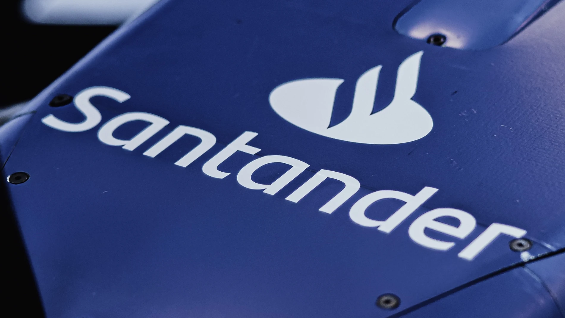 El logo de Banco Santander, en el coche de Williams Raicng de F1. REMITIDA / HANDOUT por SANTANDER Fotografía remitida a medios de comunicación exclusivamente para ilustrar la noticia a la que hace referencia la imagen, y citando la procedencia de la imagen en la firma 09/12/2024