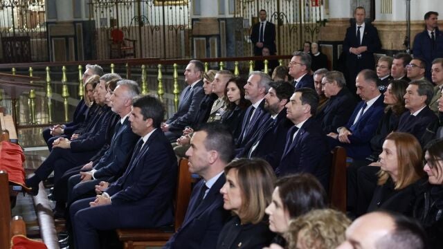 Moreno asiste al funeral por las víctimas de la DANA en la Catedral de Valencia y aboga por la "unidad y solidaridad"