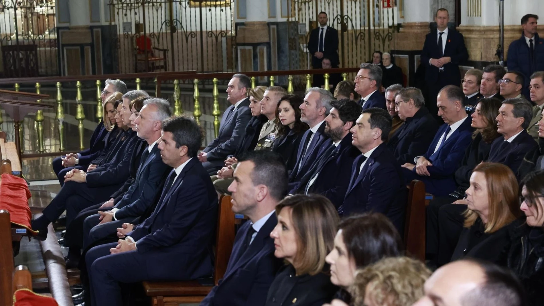 El presidente de la Junta de Andalucía, Juanma Moreno, asiste a la misa funeral por las víctimas de la DANA en la Catedral de Valencia. REMITIDA / HANDOUT por CUENTA DE JUANMA MORENO EN RED SOCIAL X Fotografía remitida a medios de comunicación exclusivamente para ilustrar la noticia a la que hace referencia la imagen, y citando la procedencia de la imagen en la firma 09/12/2024