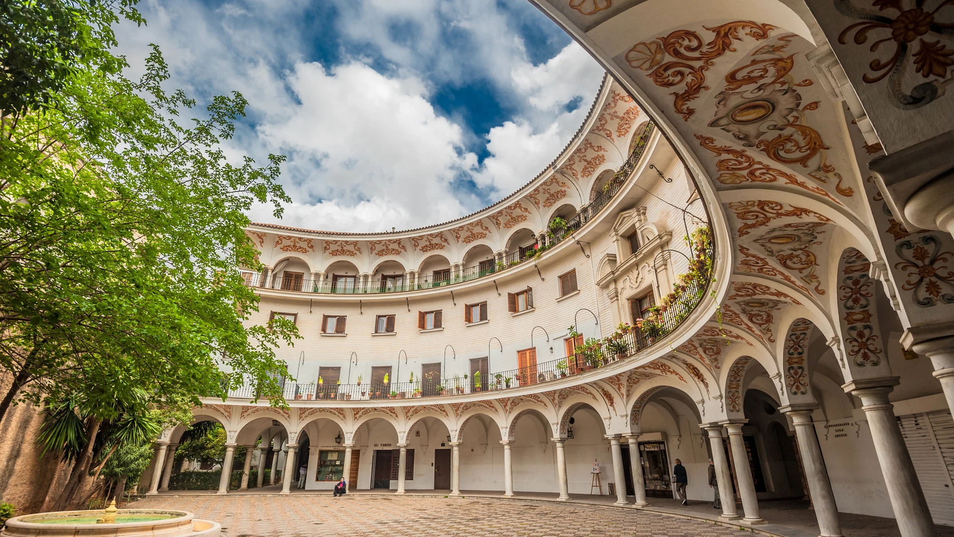 España es el segundo país más visitado del mundo, y nuestra cultura, historia o paisajes, así como rico patrimonio, hace que las ciudades españolas están a la cabeza del turismo mundial