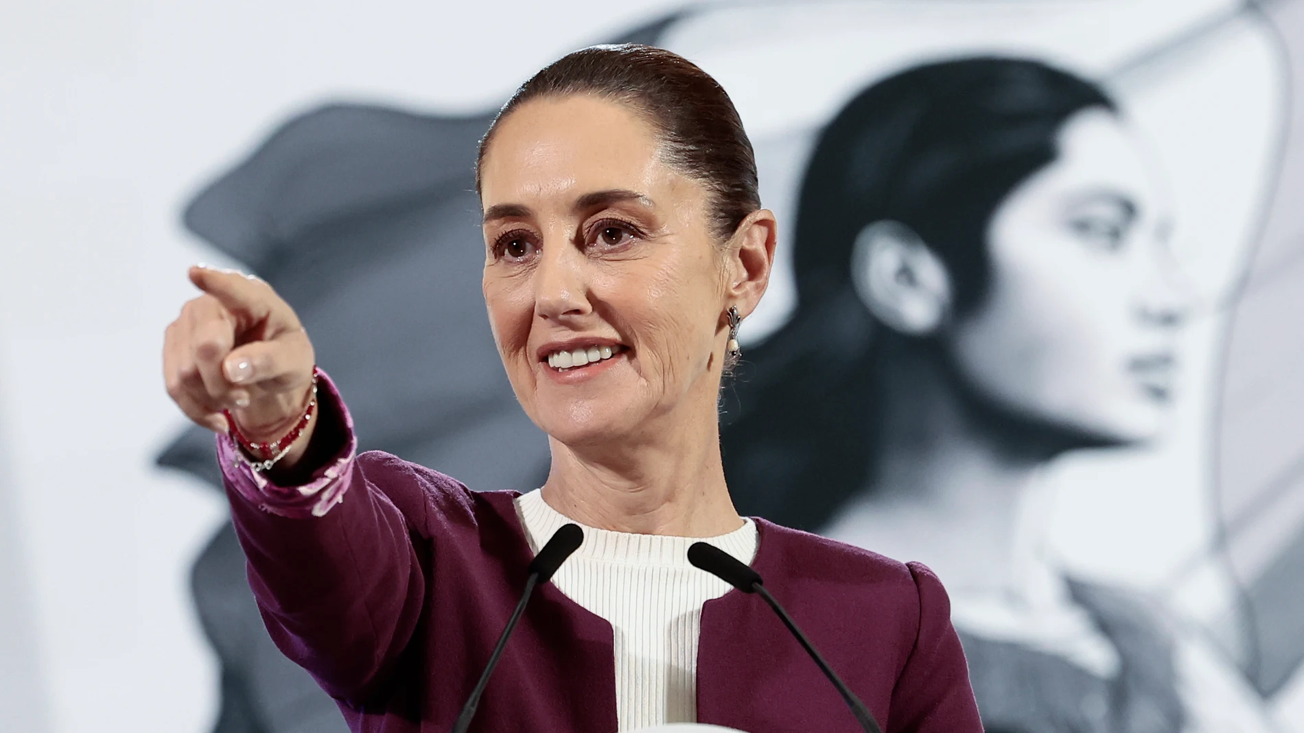MEX7447. CIUDAD DE MÉXICO (MÉXICO), 09/12/2024.- La Presidenta de México, Claudia Sheinbaum, habla durante una conferencia de prensa este lunes, en el Palacio Nacional de la Ciudad de México (México). Sheinbaum aseguró que "no se requiere mucho más presupuesto" para afrontar las deportaciones masivas y otras políticas migratorias restrictivas que promete el mandatario electo de Estados Unidos, Donald Trump. EFE/ José Méndez