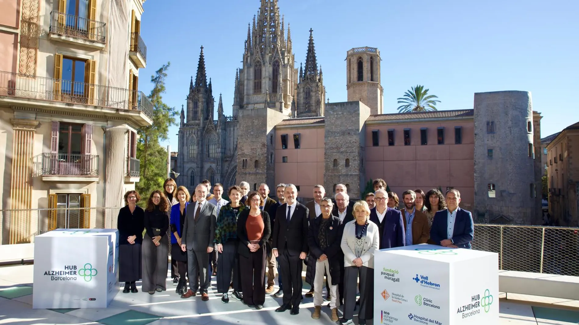 Foto de grupo de los representantes de las diferentes entidades que participan en el HUB