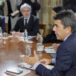El president de la Generalitat, Carlos Mazón (d) se reúne con representantes de la Asociación de Concesionarios Oficiales en España (Faconauto), de la Asociación Española de Fabricantes de Automóviles y Camiones-ANFAC, de la Federación Empresarial Metalúrgica Valenciana- Femeval y del Clúster de la Automoción y Movilidad de la Comunitat Valenciana AVIA este lunes en el Palau de la Generalitat de Valencia