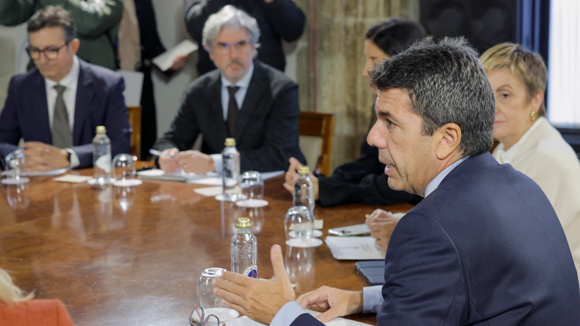 El president de la Generalitat, Carlos Mazón (d) se reúne con representantes de la Asociación de Concesionarios Oficiales en España (Faconauto), de la Asociación Española de Fabricantes de Automóviles y Camiones-ANFAC, de la Federación Empresarial Metalúrgica Valenciana- Femeval y del Clúster de la Automoción y Movilidad de la Comunitat Valenciana AVIA este lunes en el Palau de la Generalitat de Valencia