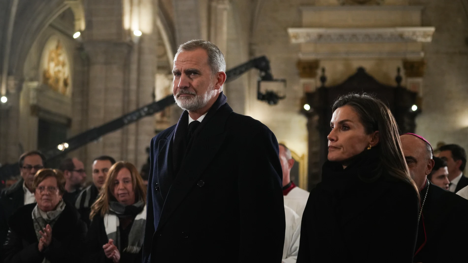 Los Reyes Felipe VI y Letizia durante la misa funeral por los fallecidos en las inundaciones provocadas por la DANA, en la Catedral de Valencia, a 9 de diciembre de 2024, en Valencia, Comunidad Valenciana (España). Los Reyes han asistido a la misa, organizada por el Arzobispado de Valencia, siendo esta la tercera ocasión en la que van a Valencia tras la DANA. La ceremonia se celebra para rendir homenaje a las más de 200 personas fallecidas y desaparecidas por el temporal, que arrasó a su paso...