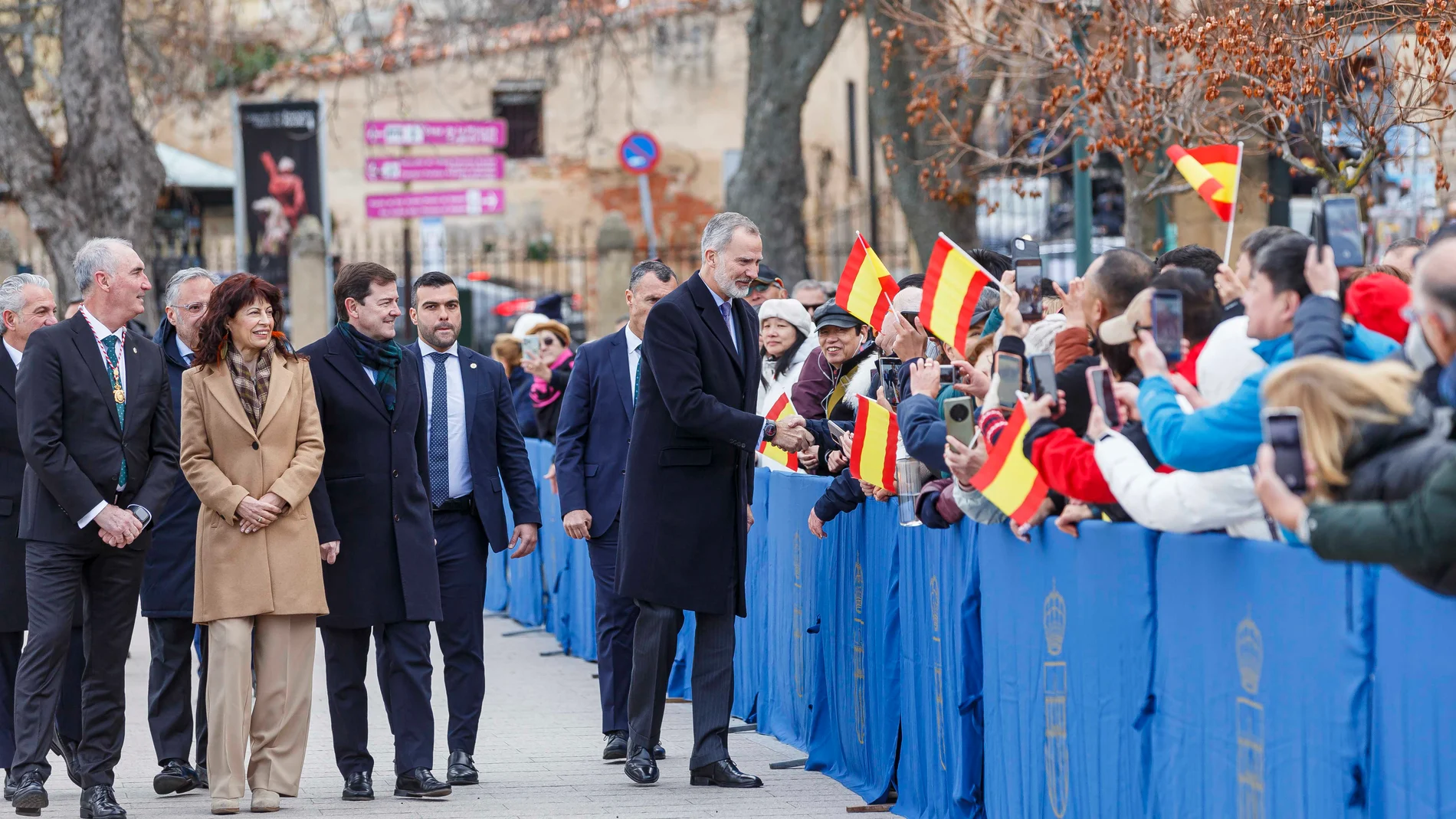 El Rey Felipe VI, acompañado por la ministra de Igualdad, Ana Redondo, y por el presidente de la Junta de Castilla y León, Alfonso Fernández Mañueco, durante las Jornadas de Historia, en el Alcázar de Segovia, a 9 de diciembre de 2024, en Segovia, Castilla y León (España). Las jornadas, que se extenderán durante toda la semana con conferencias abiertas al público, están organizadas por el Patronato del Alcázar con motivo de la conmemoración del 550º aniversario de la proclamación de Isabel la...