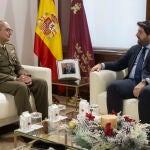 López Miras se reúne con el nuevo coronel jefe del Regimiento de Artillería Antiaérea Número 73 (RAAA 73)