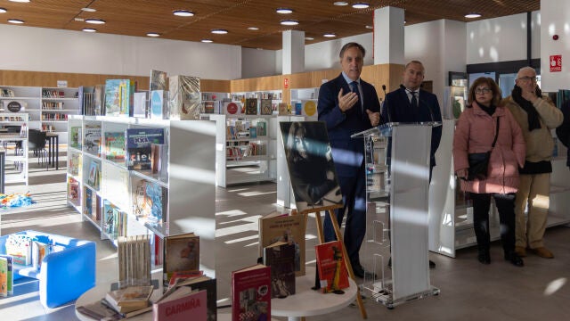 El alcalde de Salamanca, Carlos García Carbayo, inaugura la nueva biblioteca municipal "Carmen Martín Gaite" en el barrio de Pizarrales de la ciudad