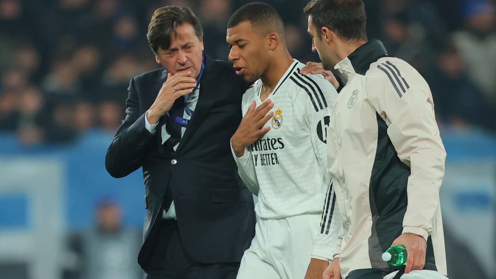 Mbappé retirándose del Gewiss Stadium