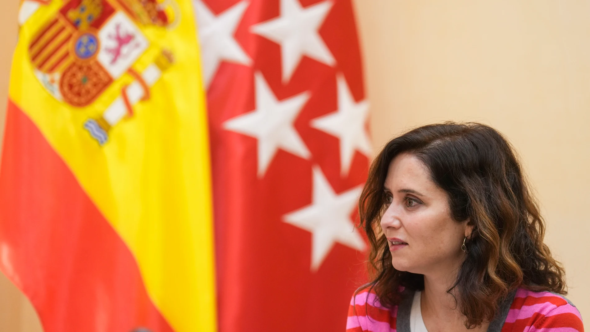 MADRID, 10/12/2024.- La presidenta de la Comunidad de Madrid, Isabel Díaz Ayuso, durante el acto celebrado este martes en la Real Casa de Correos, en Madrid, donde ha recibido la medalla conmemorativa de la 46a edición del Zurich Rock ‘n’ Roll Running Series Madrid como Maratoniana de Honor por su labor de apoyo, difusión y promoción de esta carrera urbana. EFE/Borja Sánchez-Trillo