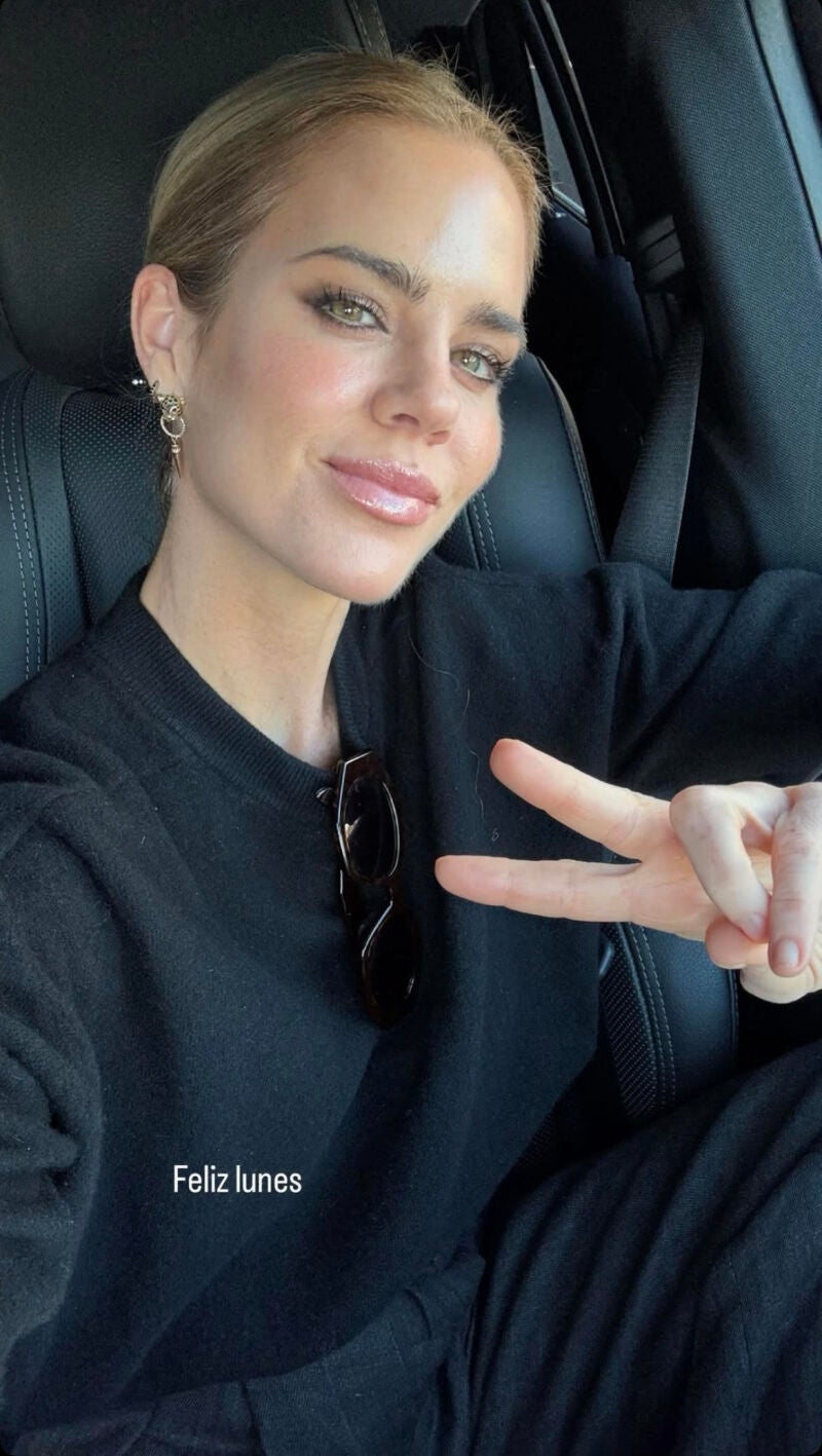 Amelia Bono con look abrigado.