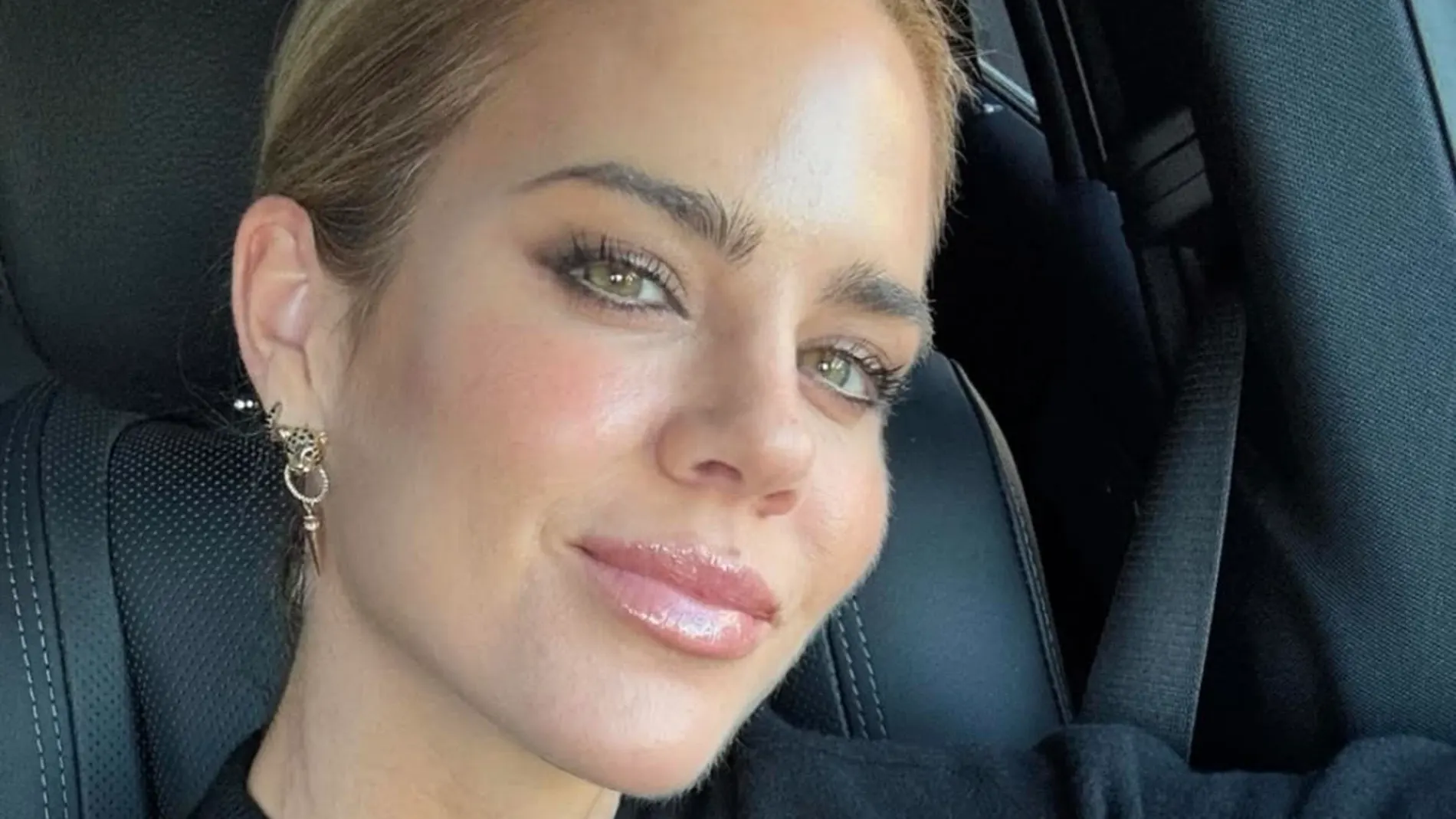 Amelia Bono con look abrigado.