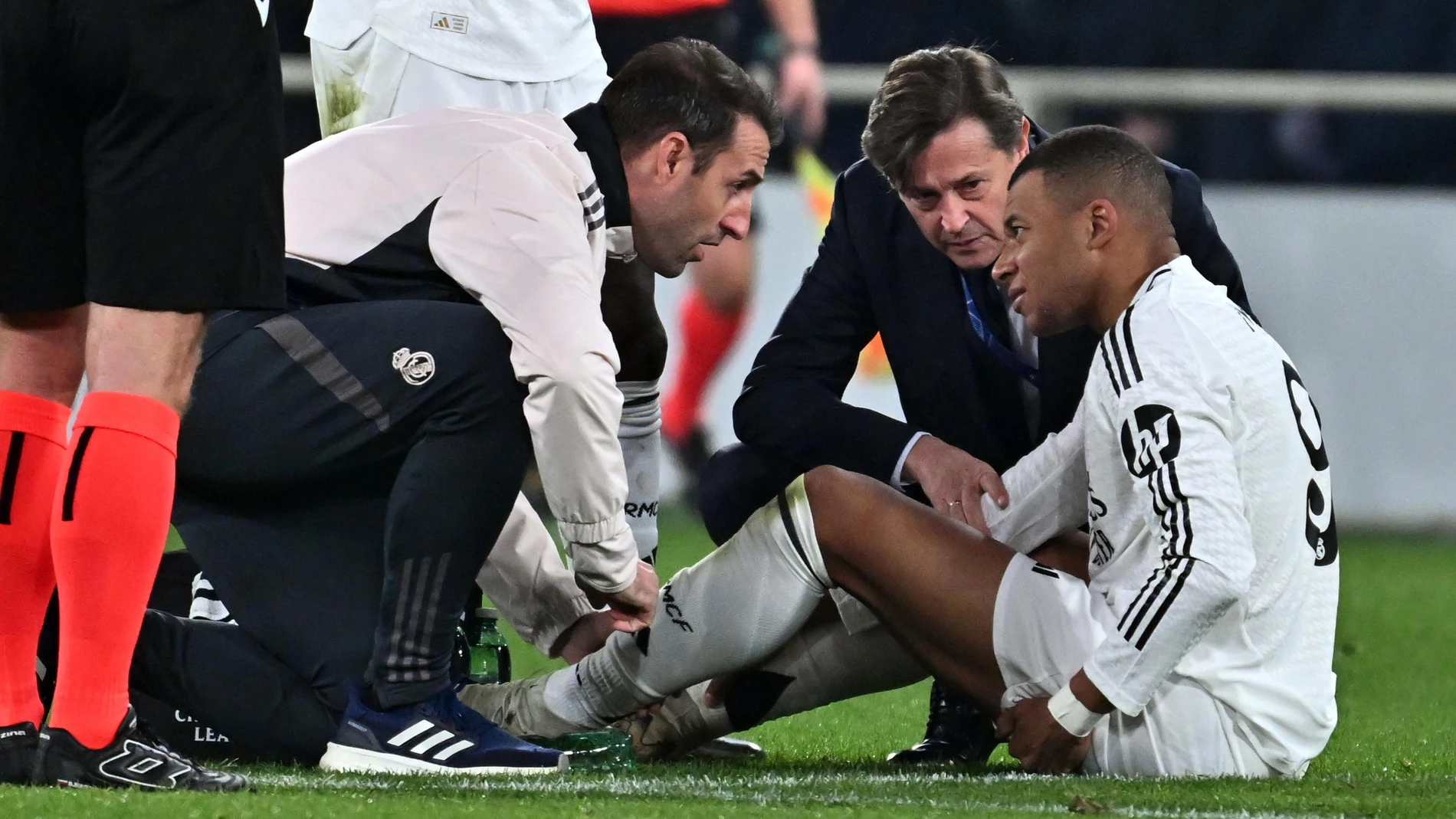 Bergamo (Italy), 10/12/2024.- Real Madrid's Kylian Mbappe receives medical attention during the UEFA Champions League soccer match between Atalanta BC and Real Madrid, in Bergamo, Italy, 10 December 2024. (Liga de Campeones, Italia) EFE/EPA/MICHELE MARAVIGLIA