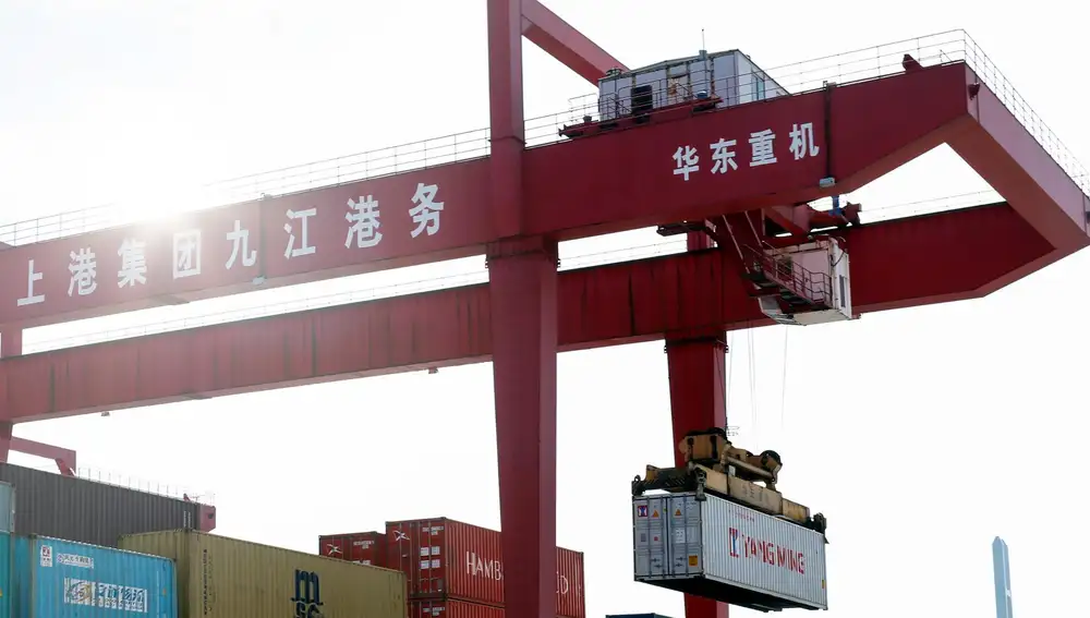 Economía.- Las exportaciones chinas moderan su avance en noviembre al 6,7% y las importaciones caen un 3,9%