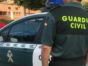 Coche de la Guardia Civil Imagen de archivo de un agente de la Guardia Civil ante un coche patrullaREMITIDA / HANDOUT por Guardia CivilFotografía remitida a medios de comunicación exclusivamente para ilustrar la noticia a la que hace referencia la imagen, y citando la procedencia de la imagen en la firma10/12/2024