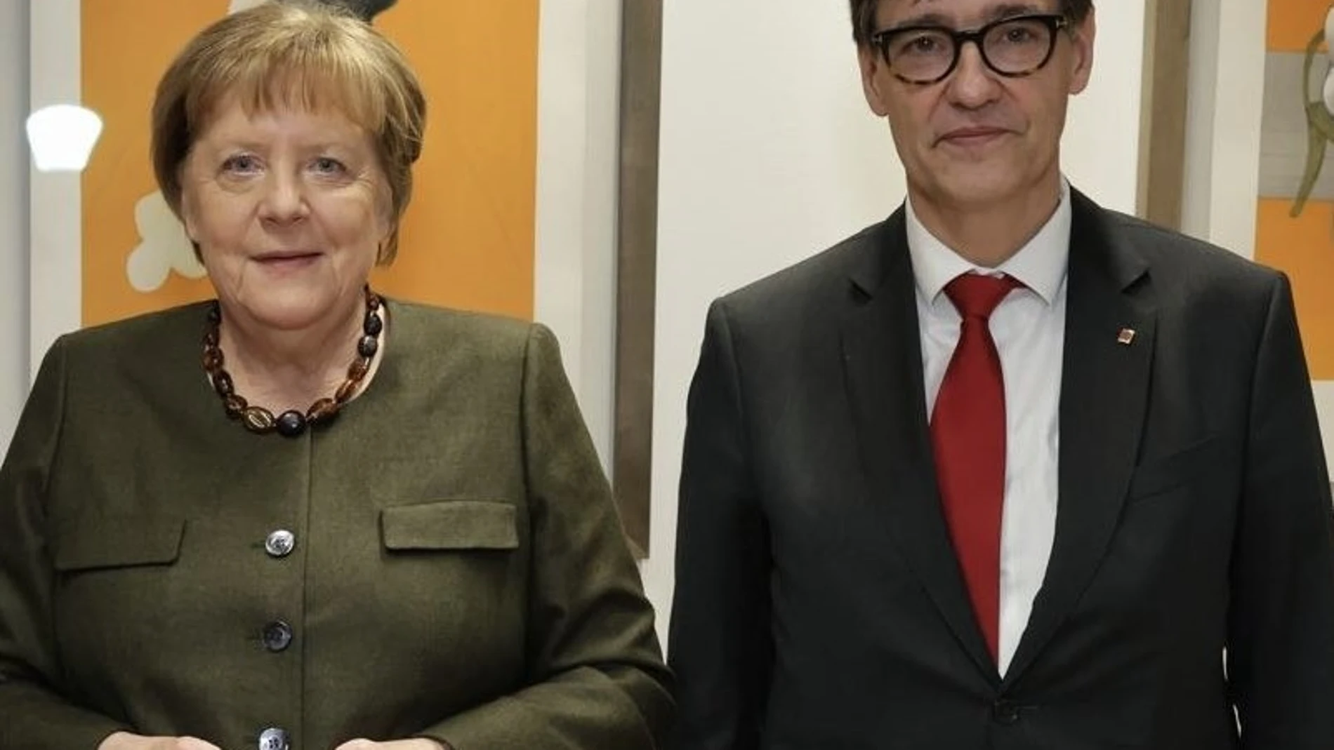 El presidente de la Generalitat, Salvador Illa, y la excanciller alemana Angela Merkel REMITIDA / HANDOUT por GOVERN Fotografía remitida a medios de comunicación exclusivamente para ilustrar la noticia a la que hace referencia la imagen, y citando la procedencia de la imagen en la firma 10/12/2024