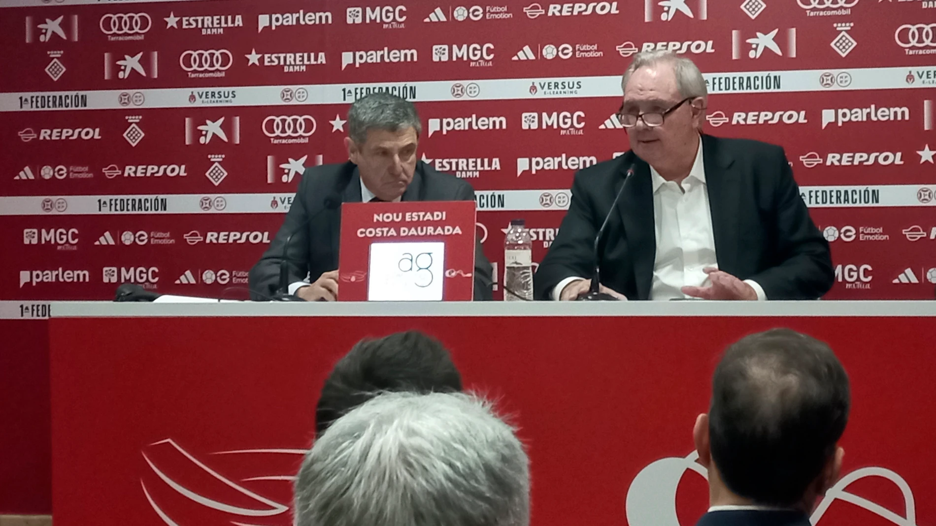 GRAFCAT1905. TARRAGONA (ESPAÑA), 10/12/2024.- El Nàstic de Tarragona se ha convertido en el primer club de fútbol en presentar una querella criminal contra un árbitro, en concreto contra Eder Mallo Fernández, que dirigió el pasado 22 de junio,la vuelta de la final de la promoción de ascenso ante el Málaga. En la imagen el catedrático de derecho penal Fermín Morales (i) y el consejero del Nàstic Lluís Fàbregas (d) atienden este martes a los medios EFE/ Javier Díaz