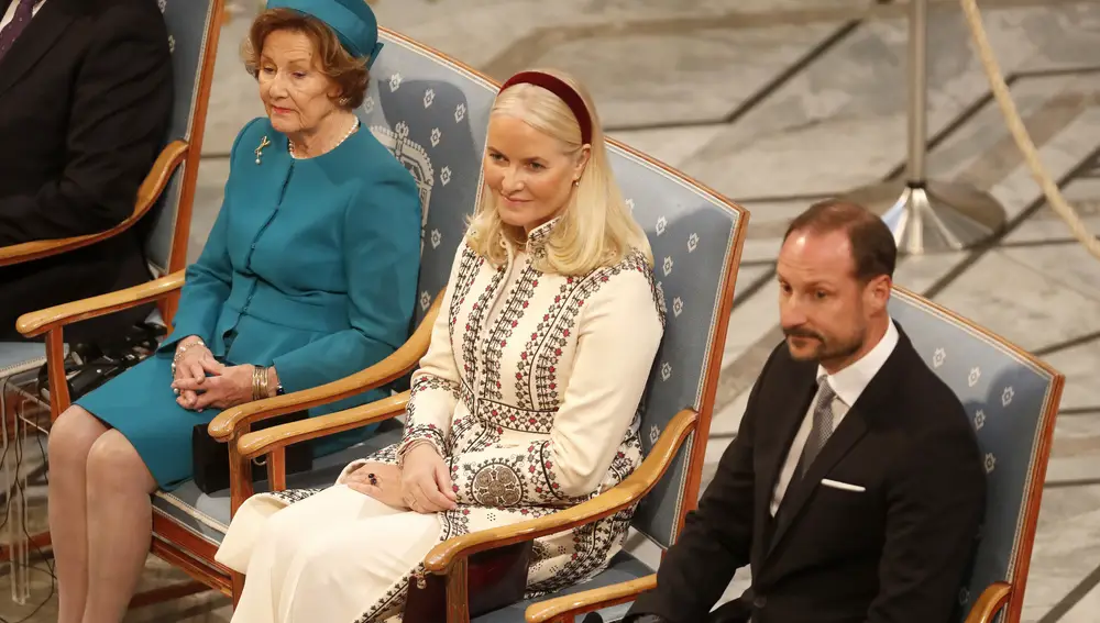 Mette-Marit en la gala del premio Nobel de la Paz junto a Haakon y la reina Sonia