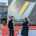 Patina sobre hielo en la pista Jeep de la plaza de Colón