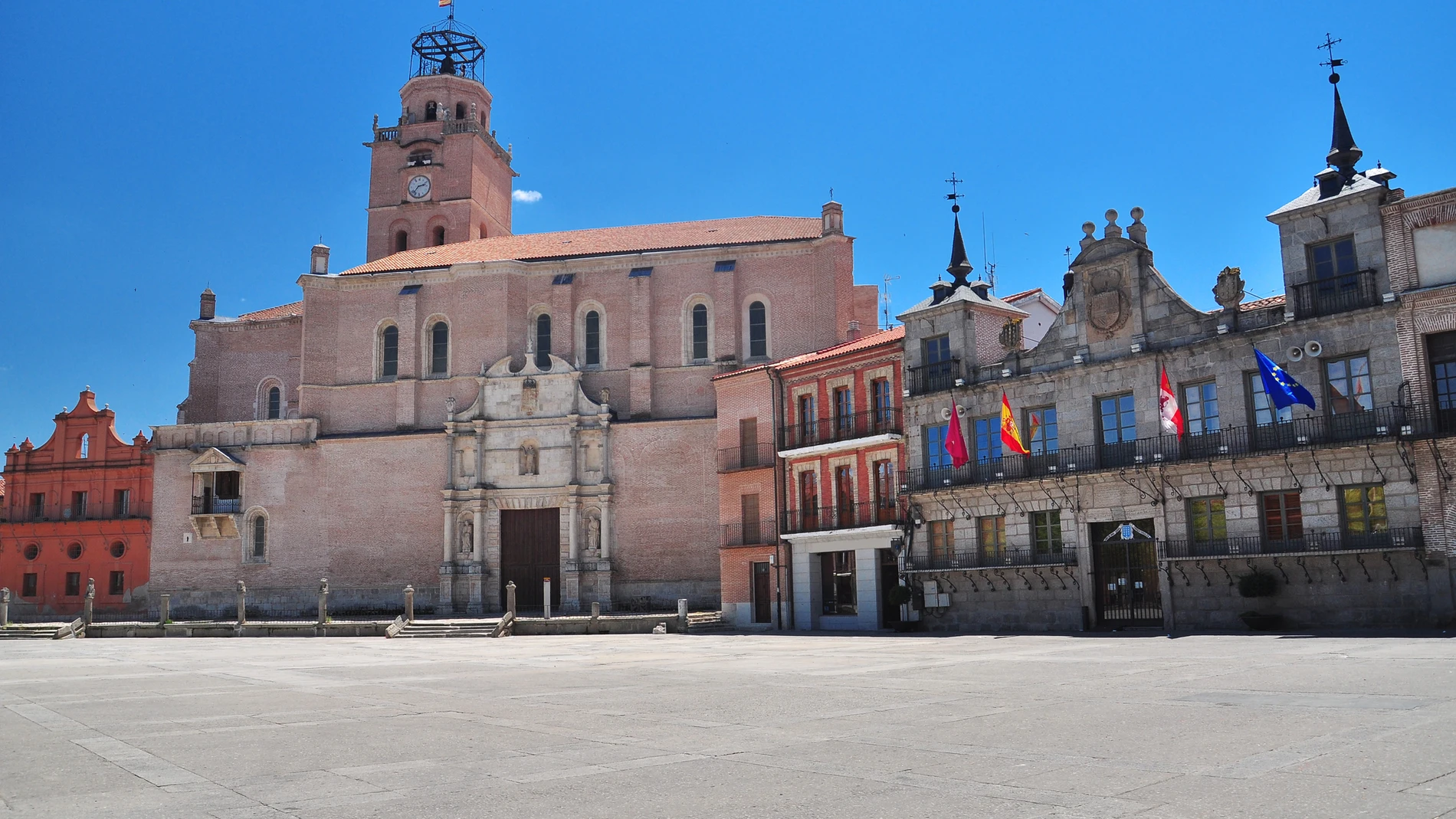 La rica cultura e historia de España se refleja en su patrimonio, y más allá de monumentos o edificios, también sus Plaza Mayor son muy destacadas