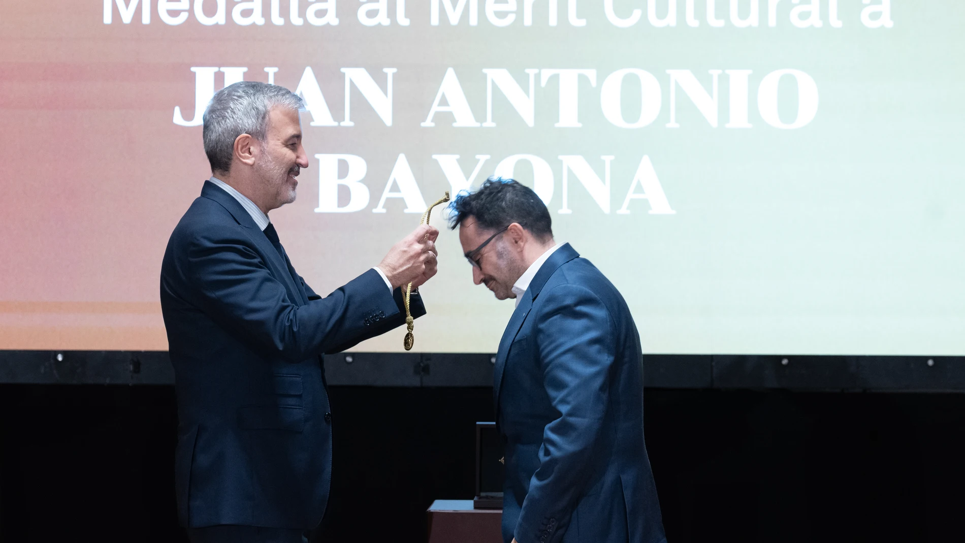 El alcalde de Barcelona, Jaume Collboni (i), entrega la Medalla al Mèrit Cultural al cineasta Juan Antonio Bayona (d), en el Ayuntamiento de Barcelona, a 10 de diciembre de 2024, en Barcelona, Catalunya (España). El pleno del Ayuntamiento de Barcelona aprobó el pasado 28 de junio por unanimidad conceder la Medalla al Mèrit Cultural de la ciudad al director de cine barcelonés Juan Antonio Bayona reconociendo el papel del cineasta en la industria cinematográfica, tanto a nivel nacional como int...