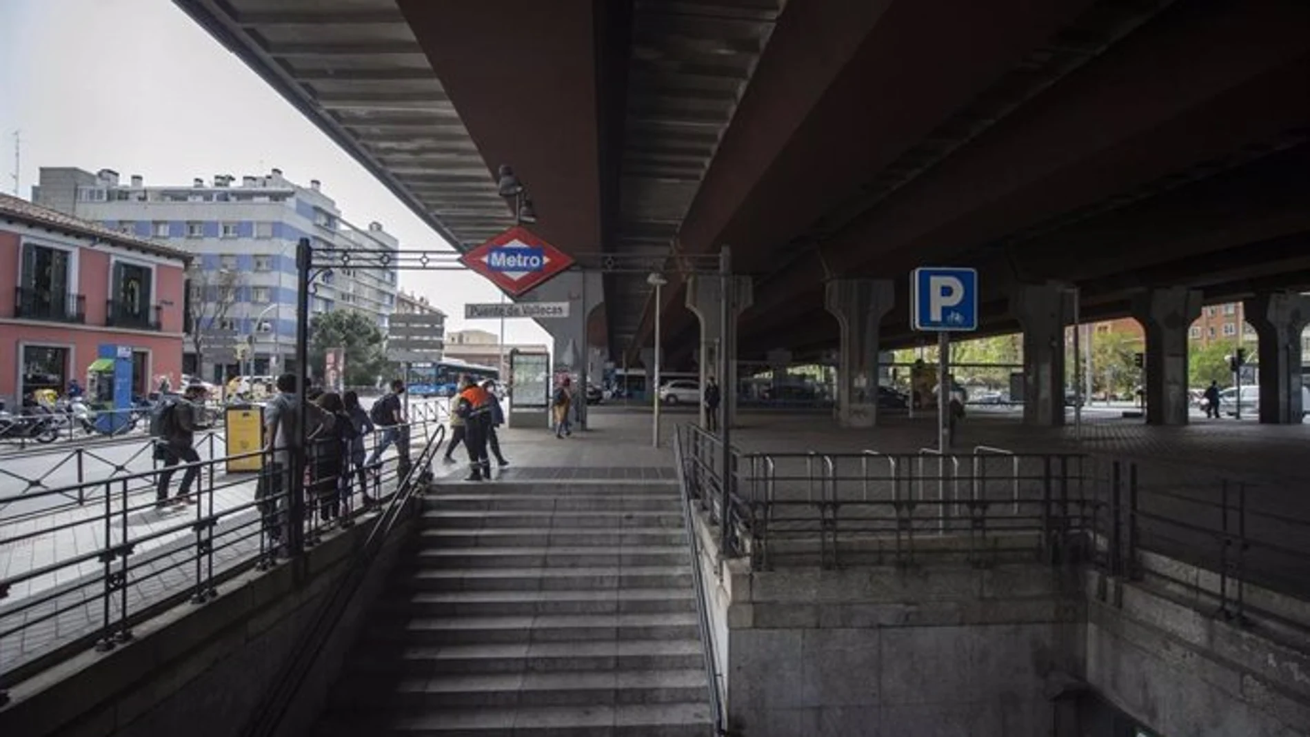 Almeida tilda de "asignatura pendiente" el Scalextric de Vallecas