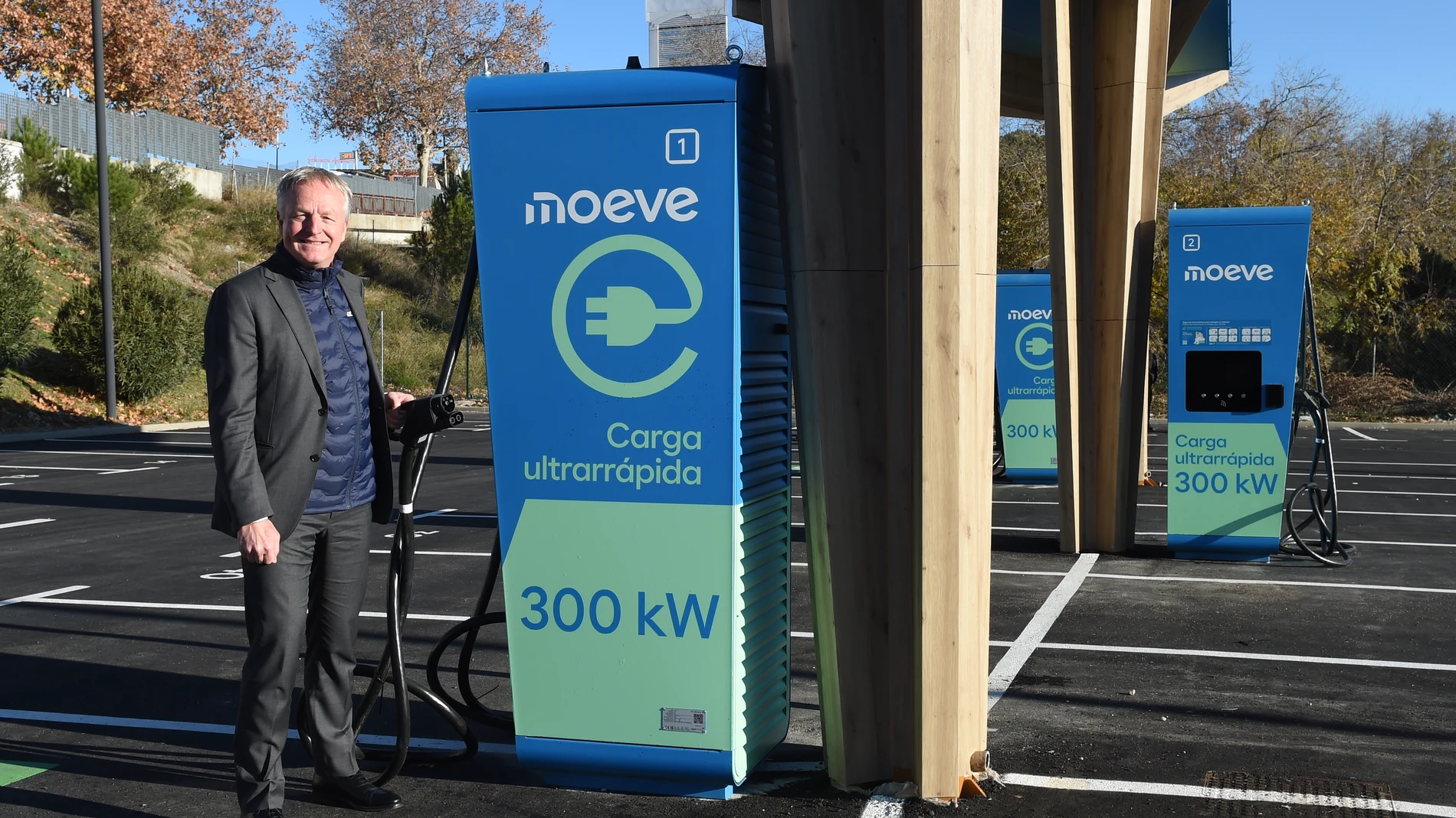 El CEO de Moeve, Maarten Wetselaar, al lado de un punto de carga eléctrico durante la presentación de la nueva red de estaciones de servicio de Moeve, en Campo de las Naciones, a 10 de diciembre de 2024, en Madrid (España). Moeve, la nueva Cepsa, invertirá 130 millones para cambiar la imagen de las 1.800 estaciones de servicio de España y Portugal. En dos meses, las 80 gasolineras más emblemáticas de la compañía se habrán transformado y el resto en los próximos tres años. 10 DICIEMBRE 2024;...