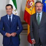 El presidente de la Junta, Juanma Moreno, con el secretario general del PSOE A, Juan Espadas