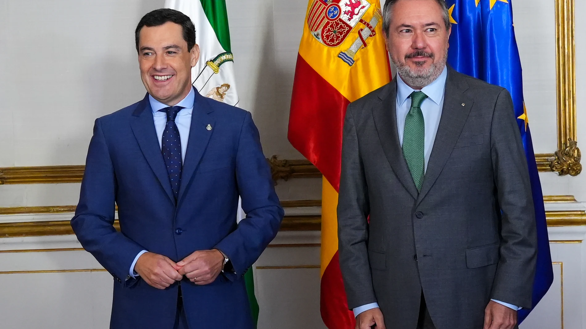 El presidente de la Junta, Juanma Moreno, con el secretario general del PSOE A, Juan Espadas
