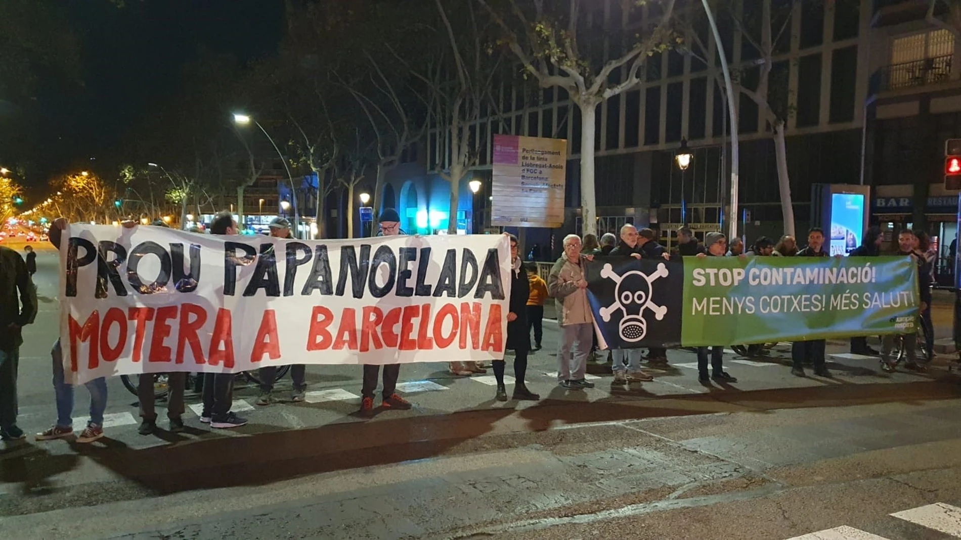 (Foto de ARCHIVO) Unes 30 persones tallen la Gran Via de Barcelona contra la Papanoelada Motera segons la Urbana REMITIDA / HANDOUT por EIXAMPLE RESPIRA Fotografía remitida a medios de comunicación exclusivamente para ilustrar la noticia a la que hace referencia la imagen, y citando la procedencia de la imagen en la firma 17/12/2023