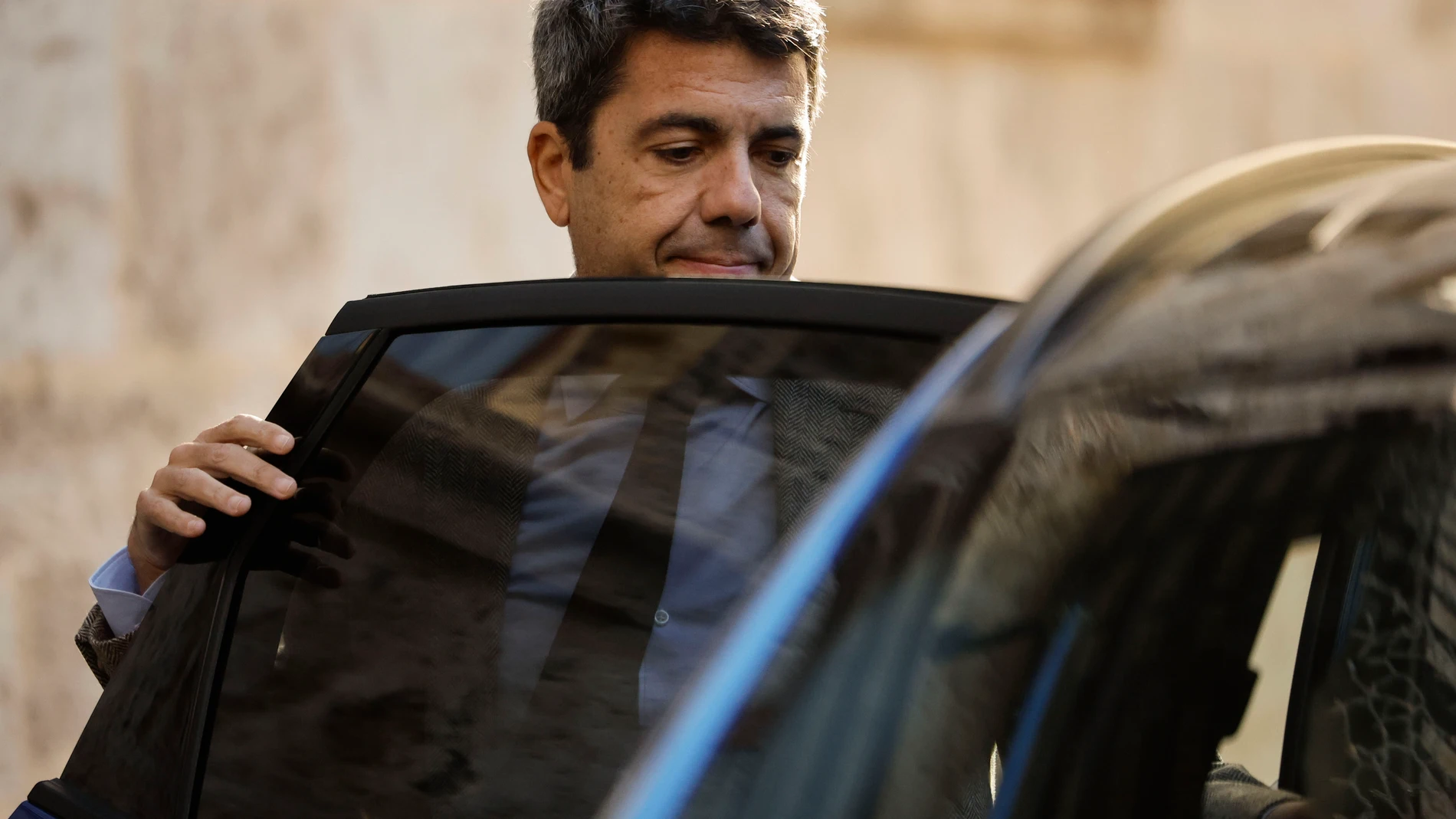 VALENCIA, 10/12/2024.- El president de la Generalitat, Carlos Mazón a su salida del Palau de la Generalitat tras la reunión mantenida con el presidente del Grupo Tragsa, Jesús Casas, este martes en Valencia. EFE/ Biel Alino