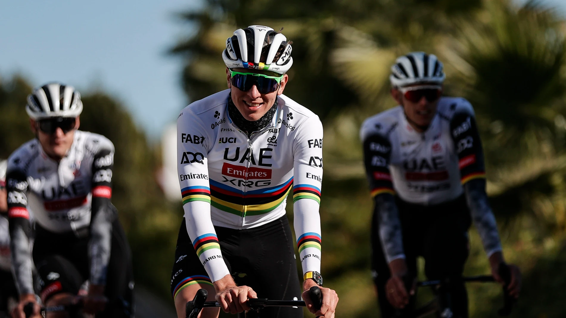 GRAFCVA4245. BENIDORM (ALICANTE), 10/12/2024.- El ganador del Giro y Tour 2024 el esloveno del UAE Emirates, Tadej Pogacar (centro), rueda con sus compañeros por las carreteras entre las localidades de Benidorm y Altea durante los entrenamientos que están realizando en su concentración de pretemporada en Alicante. EFE/ Manuel Bruque