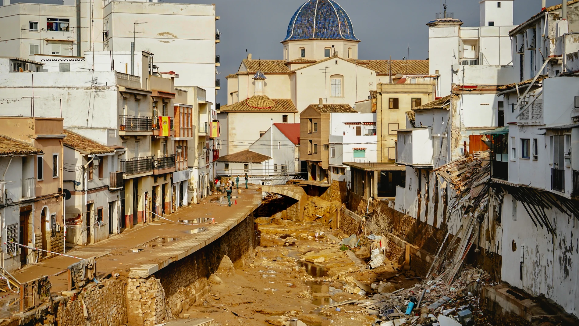 Estragos causados por la DANA, a 4 de noviembre de 2024, en Chiva, Valencia, Comunidad Valenciana (España). La DANA ha dejado, por el momento, 210 víctimas mortales en Valencia, con pueblos devastados, restricciones de movilidad y carreteras cortadas. Para hoy, está activa la Emergencia Situación 2 por inundaciones en toda la provincia de Valencia y en toda la provincia de Castellón. A pesar de que se ha restablecido el 95% de la electricidad, según Iberdrola, la mayoría de los pueblos afecta...