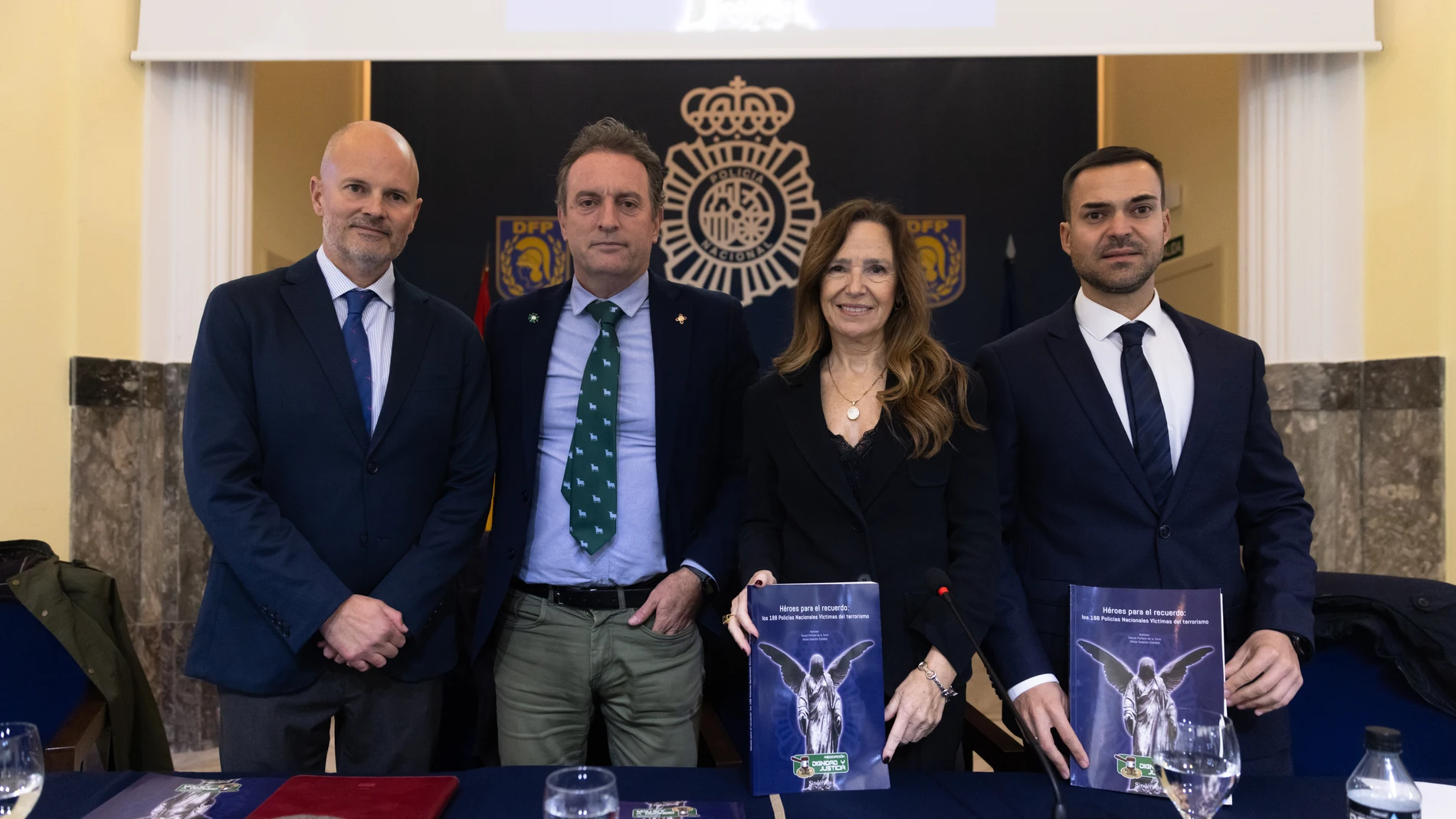 Daniel Portero y Víctor Valentín presentan su libro ‘Héroes para el recuerdo: los 188 policías nacionales víctimas del terrorismo’.