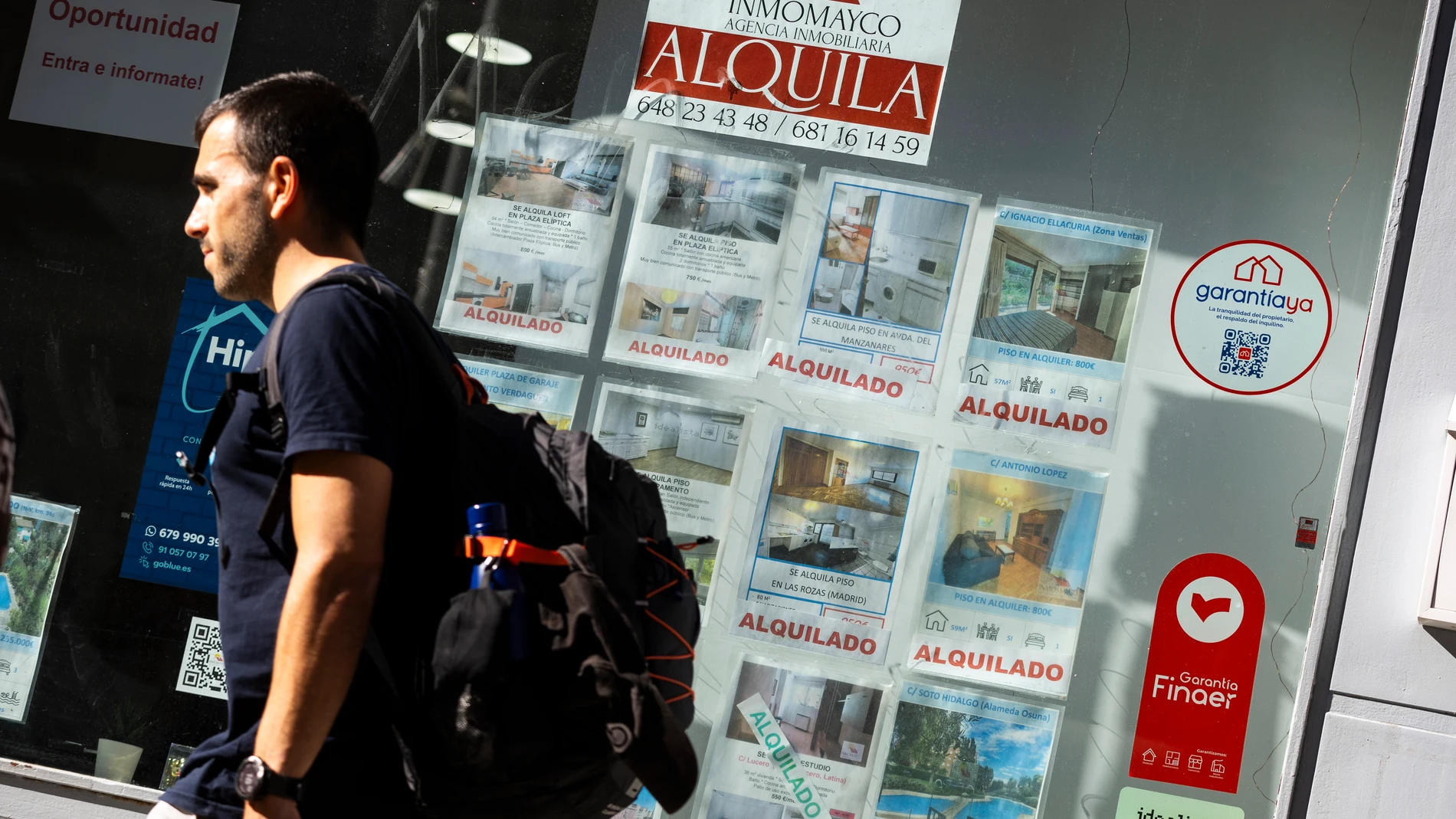 Inmobiliaria con anuncio de venta y alquiler de pisos y casas.