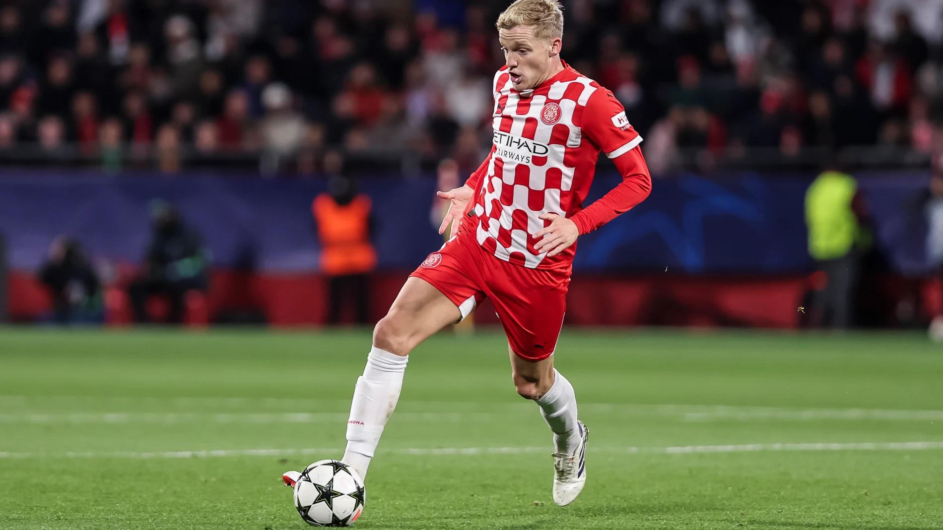 Donny van de Beek of Girona FC in action during the UEFA Champions League 2024/25 League Phase MD6, match between Girona FC and Liverpool FC at Estadi de Montilivi on December 10, 2024 in Girona, Spain. AFP7 10/12/2024 ONLY FOR USE IN SPAIN