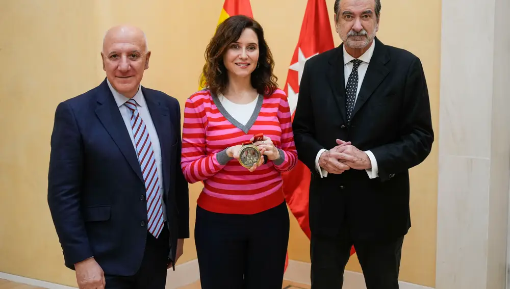DÍAZ AYUSO RECIBE MEDALLA COMO MARATONIANA DE HONOR