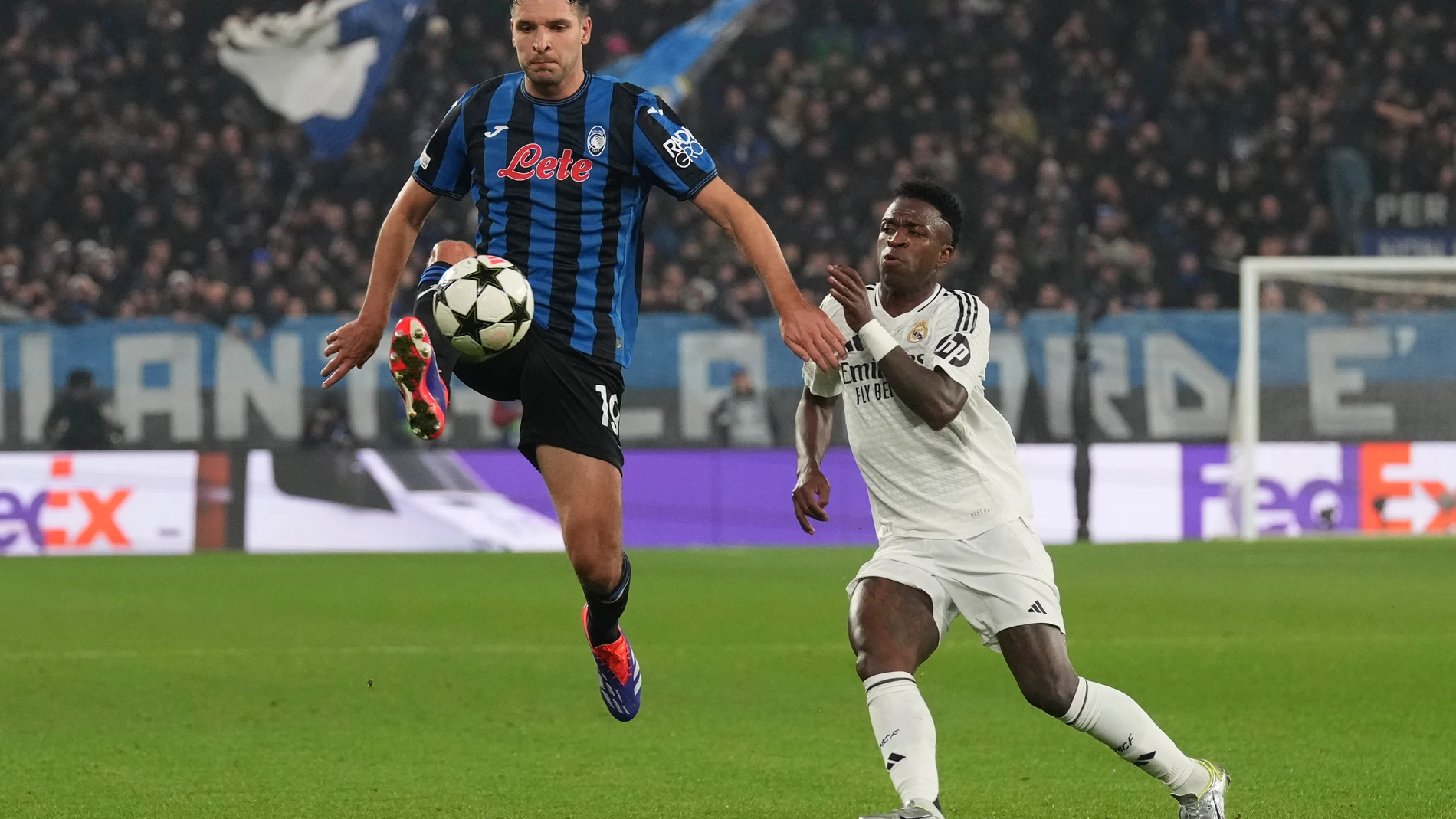 Atalanta's Berat Djimsiti, left, and Real Madrid's Vinicius Junior fight for the ball during the Champions League opening phase soccer match between Atalanta and Real Madrid at the Bergamo's stadium, in Bergamo, Italy, Tuesday, Dec. 10, 2024. (AP Photo/Antonio Calanni)