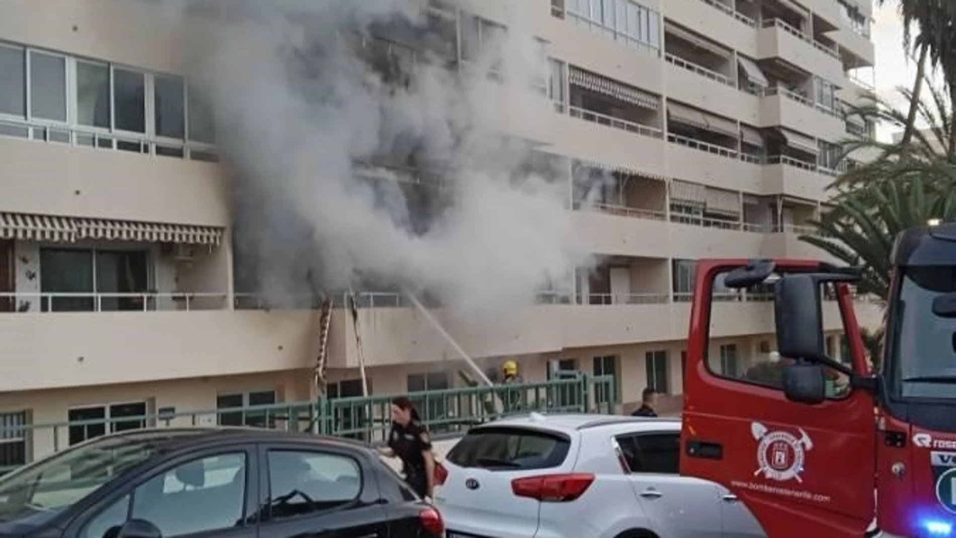 Incendio en un edificio de Santa Cruz de Tenerife REMITIDA / HANDOUT por POLICÍA LOCAL DE SANTA CRUZ DE TENERIFE Fotografía remitida a medios de comunicación exclusivamente para ilustrar la noticia a la que hace referencia la imagen, y citando la procedencia de la imagen en la firma 11/12/2024
