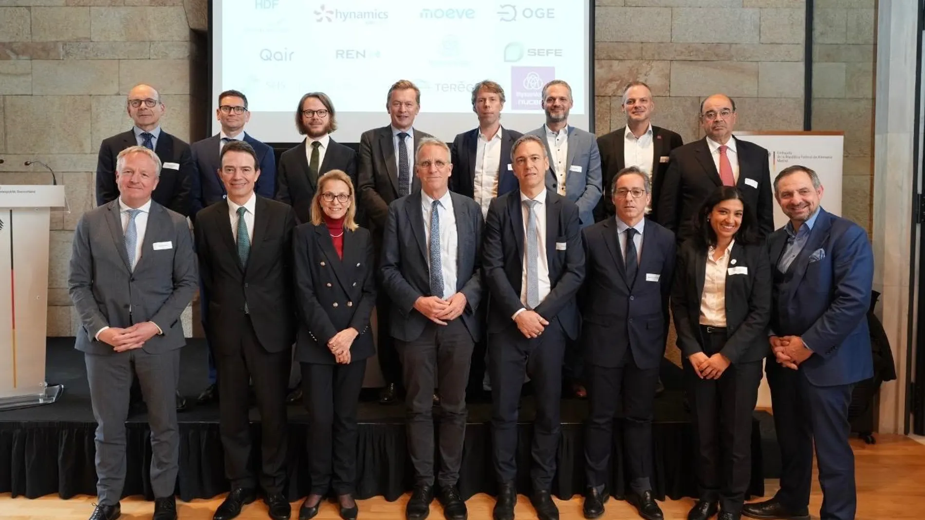 Firma de la alianza para el Corredor de Hidrógeno del suroeste H2med por representantes de las empresas