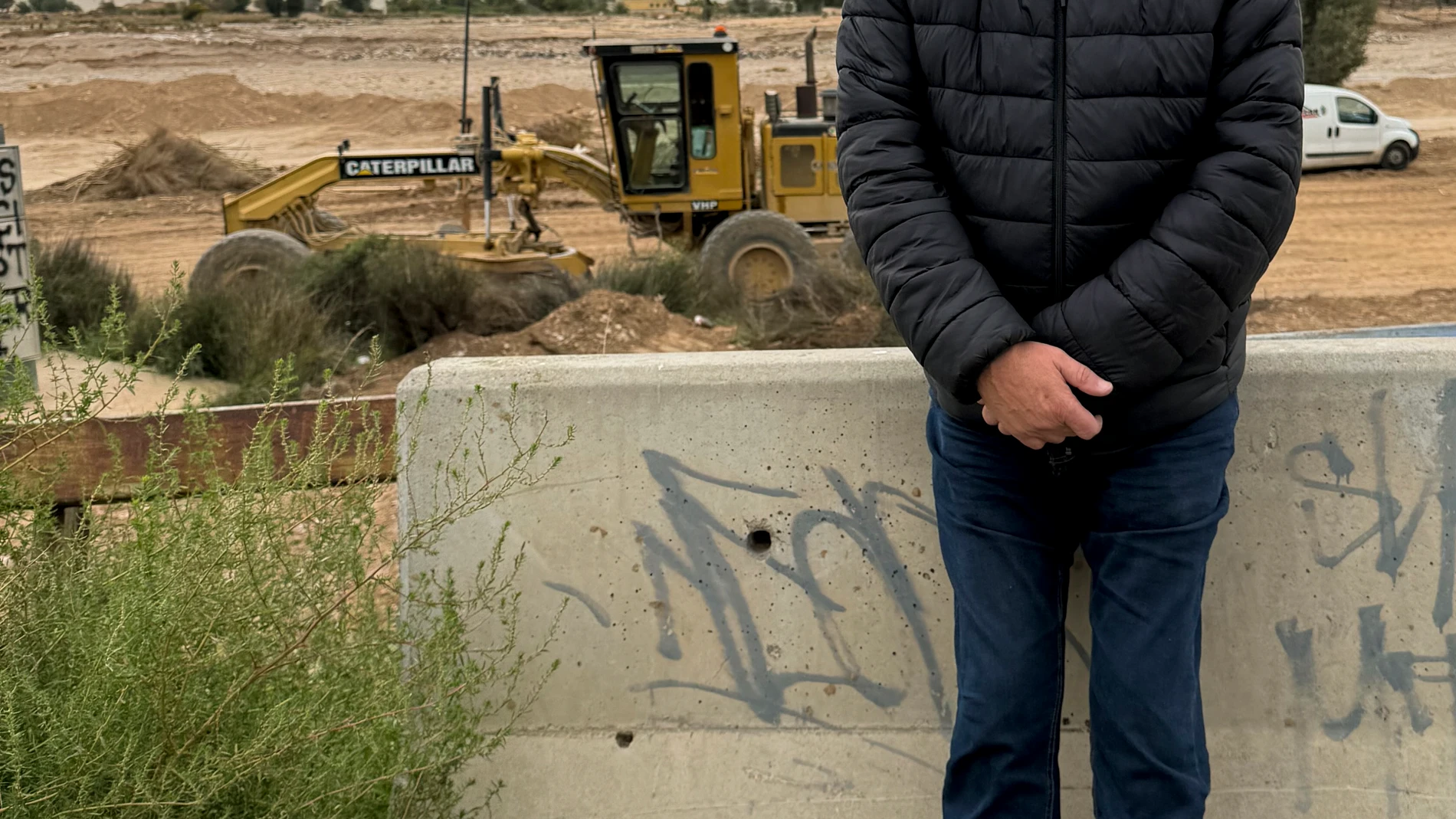 GRAFCVA4285. CHESTE (VALENCIA), 11/12/2024.- Ernesto Martínez, es el tío de Elisabeth, una de las cuatro personas desaparecidas en la dana, durante la entrevista con EFE en la que explica que en el vehículo que arrastró la riada viajaba junto a su madre (también fallecida y a la que enterraron hace un mes) camino al trabajo a un hotel cercano a la A-3 en el que trabajaban como camareras de pisos. EFE/Raquel Segura