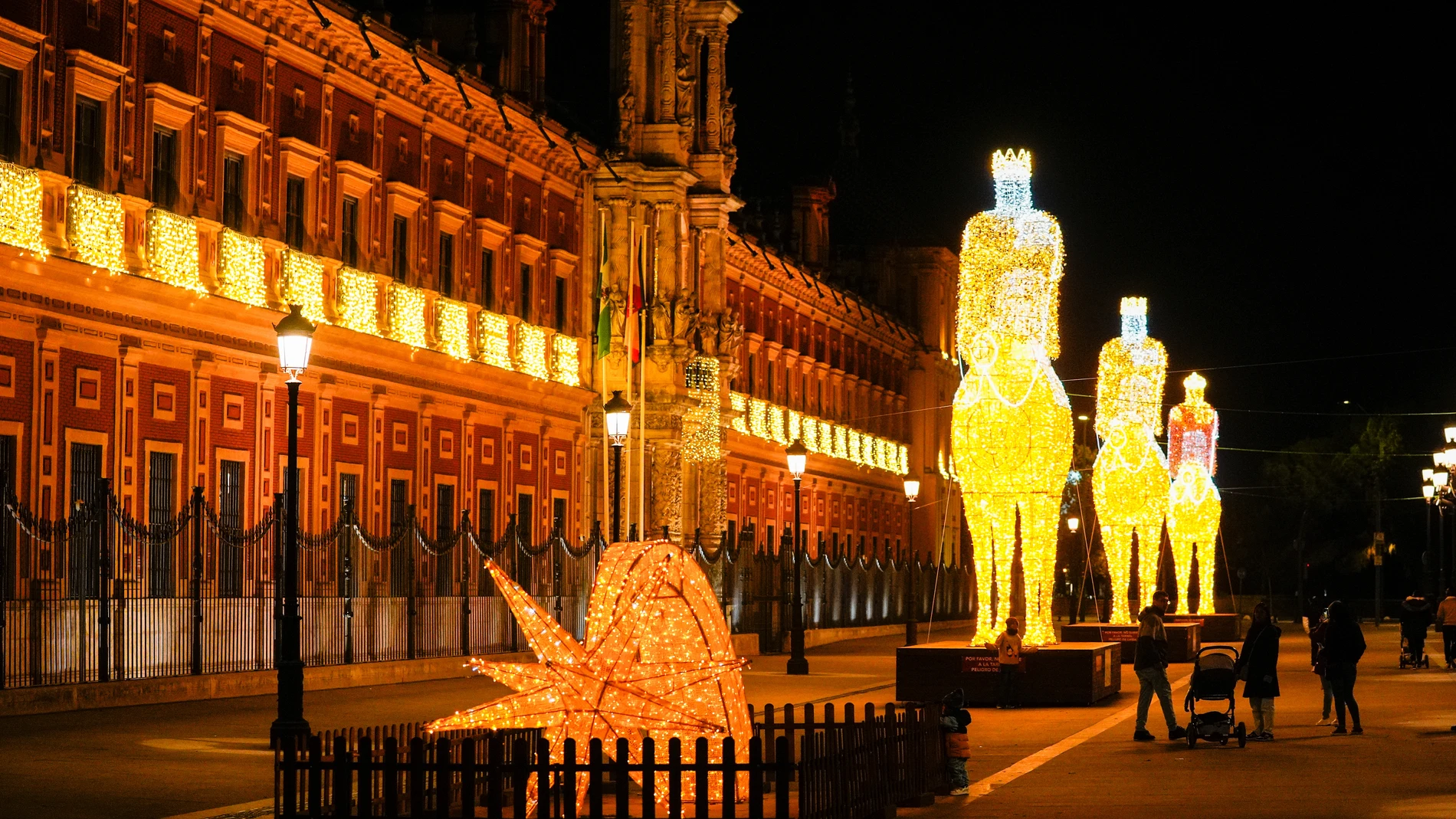 Imágenes del alumbrado navideño, a 11 de diciembre de 2024 en Sevilla (Andalucía, España). Desde finales de mes noviembre, hasta el 6 de enero a las 12 de la noche, se podrá disfrutar del alumbrado de Navidad por las calles de Sevilla. Lugares emblemáticos como el Palacio de San Telmo, Puerta Jerez, Avenida de la Constitución o la Plaza del Salvador esta decorado con luces.11 DICIEMBRE 2024Joaquin Corchero / Europa Press10/12/2024