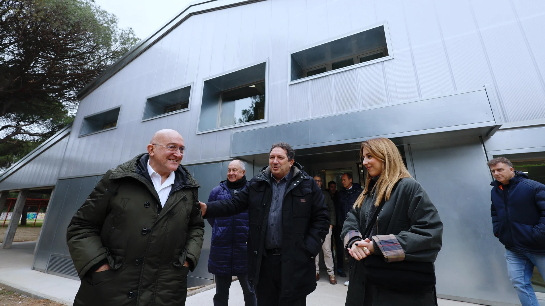 El alcalde de Valladolid, Jesús Julio Carnero visita, junto a Eusebio Sacristán y la concejala Carolina del Bosque, la nueva ‘Zona Joven Pinar’