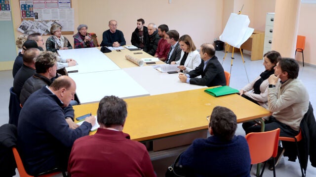 La alcaldesa Catalá y el concejal Giner reunidos con los vecinos de Nazaret