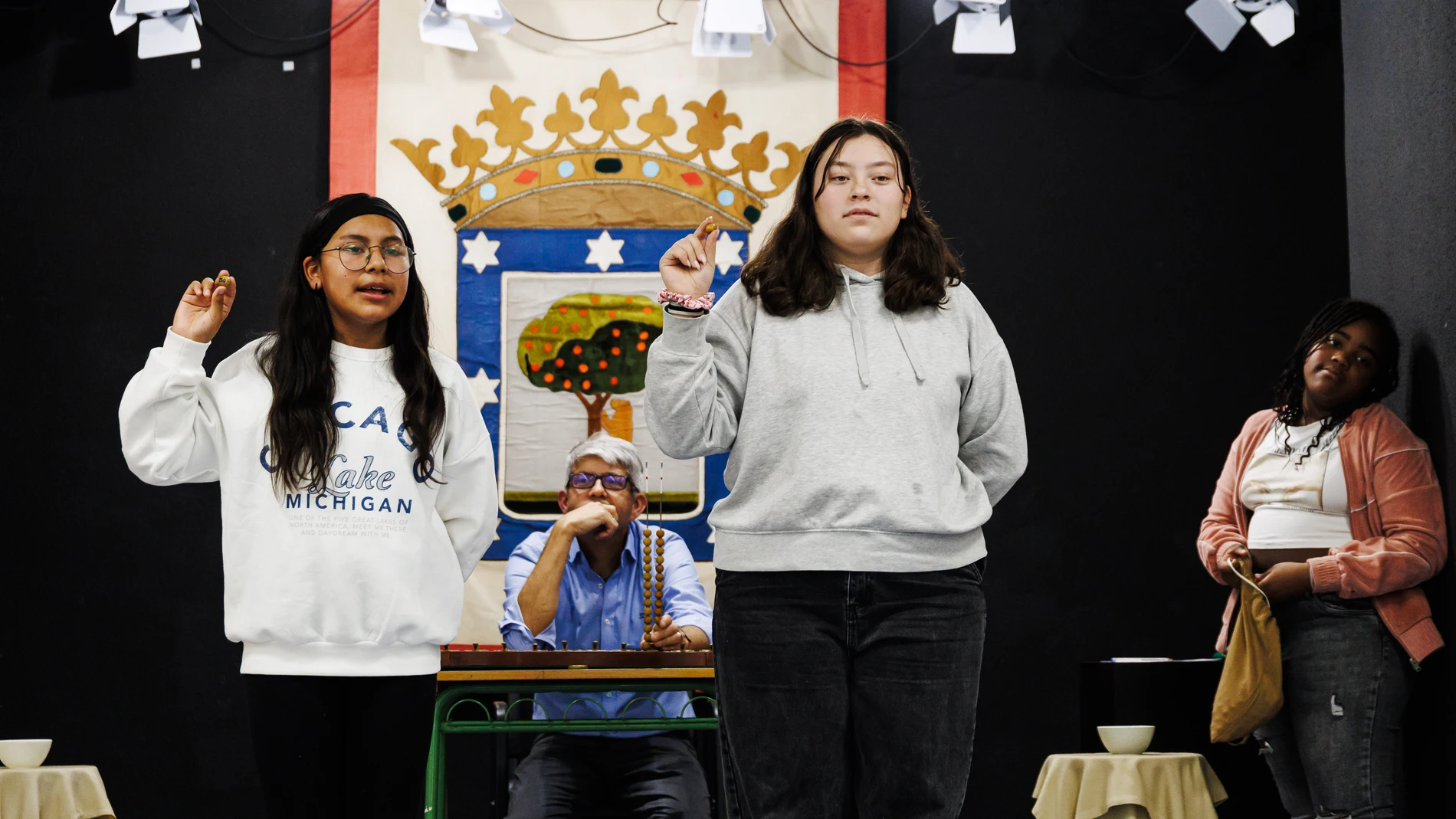 Dos niñas ensayan el Sorteo Extraordinario de la Lotería de Navidad, en el colegio de San Ildefonso, a 11 de diciembre de 2024, en Madrid (España). Los niños de San Ildefonso son muy populares en España dado que llevan más de dos siglos cantando los números de la Lotería Nacional, ya que el primer sorteo en el que tomaron parte como extractores fue el del 9 de marzo de 1871. Desde entonces, para actuar en los sorteos de la Lotería, se selecciona a aquellos alumnos que tienen buen timbre de vo...