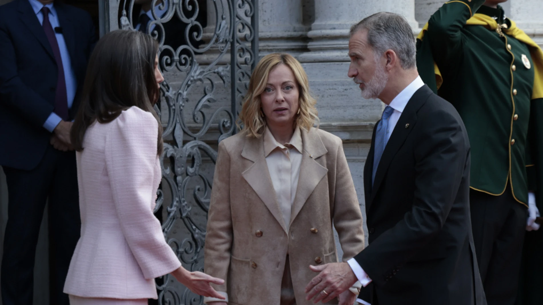 Los Reyes Felipe y Letizia ante una perpleja Meloni
