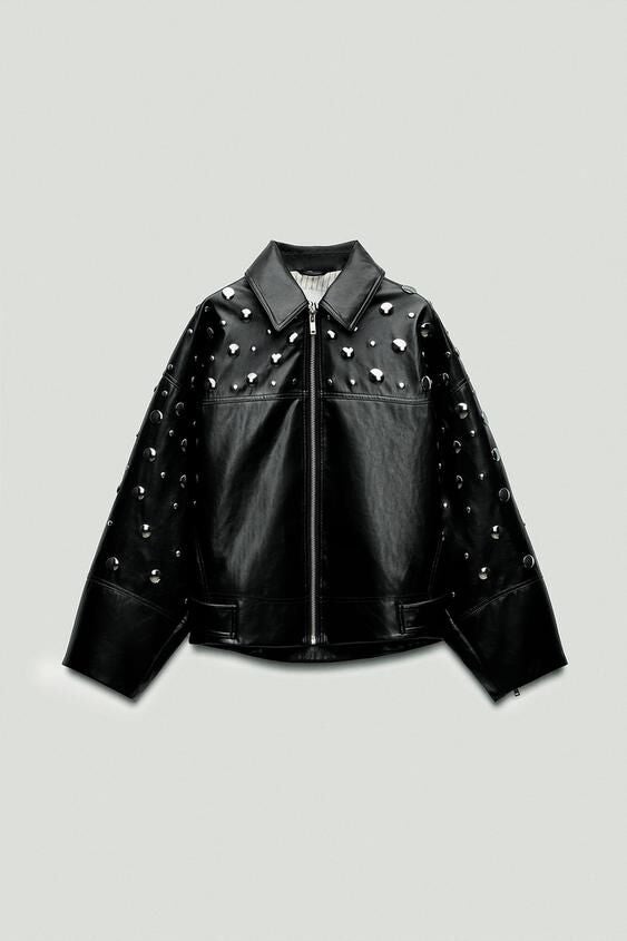 Cazadora efecto piel con tachas, de Zara (99,95 euros)